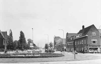 605742 Gezicht in de Vleutenseweg te Utrecht vanaf de rotonde op de kruising met de Thomas à Kempisweg en Spinozaweg.
